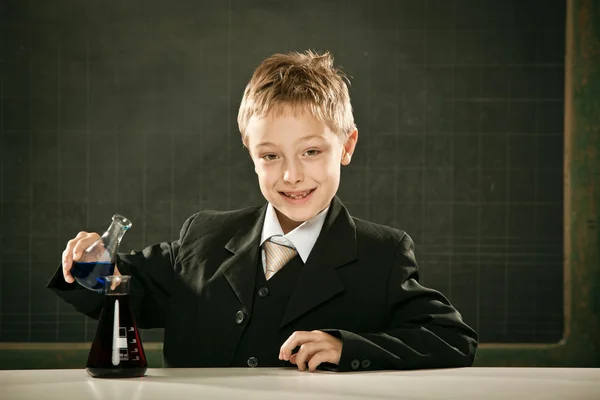 Genç zarif zeki kimya öğrenci veya bilim adamı ciddi pozuyla yazı tahtası — Stok fotoğraf