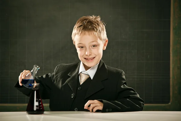 Joven elegante inteligente estudiante de química o científico serio pose con pizarra —  Fotos de Stock