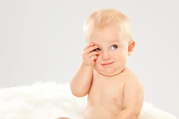 Красиве світле волосся блакитні очі дитина в білій кімнаті — стокове фото