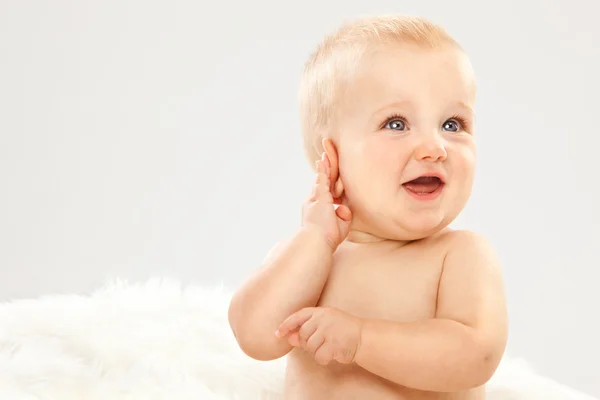 Güzel sarışın mavi gözlü bebek bir beyaz odada — Stok fotoğraf