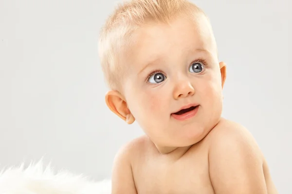 Красиве світле волосся блакитні очі дитина в білій кімнаті — стокове фото