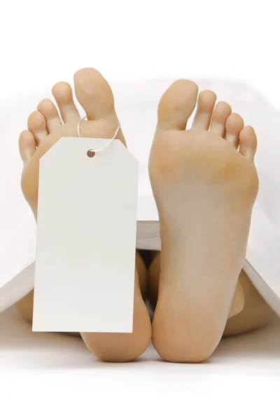 Pés de cadáver com autópsia de cartão isolado em branco — Fotografia de Stock