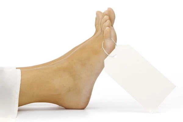 Lijk voeten met kaart autopsie geïsoleerd op wit — Stockfoto