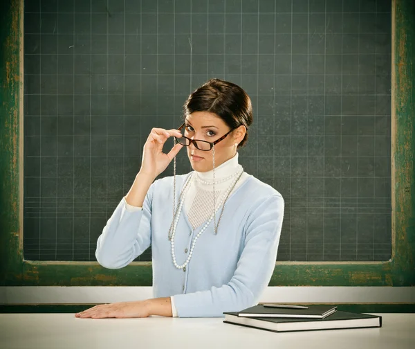 안경와 blackbouard 아름 다운 심각한 젊은 교사 — 스톡 사진