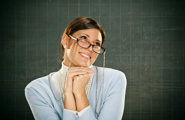 Schöne lächelnde junge Lehrerin mit Brille und Blackbouard — Stockfoto