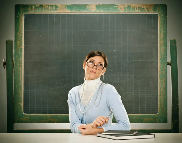 Schöne lächelnde junge Lehrerin mit Brille und Blackbouard — Stockfoto
