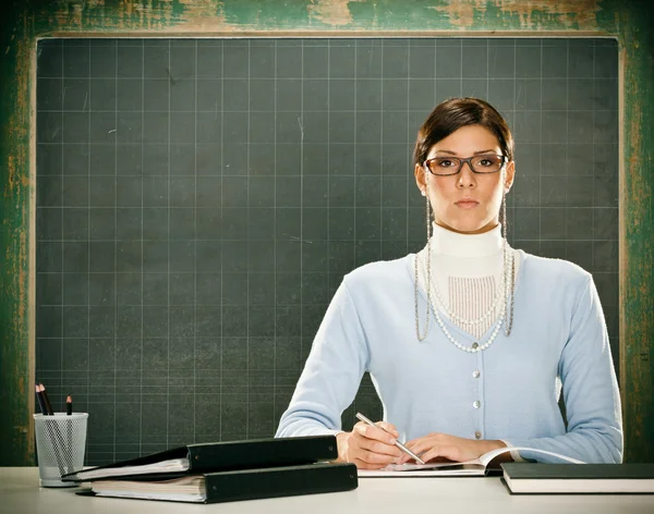 Όμορφη σοβαρή νεαρή δασκάλα με γυαλιά και blackbouard — Φωτογραφία Αρχείου