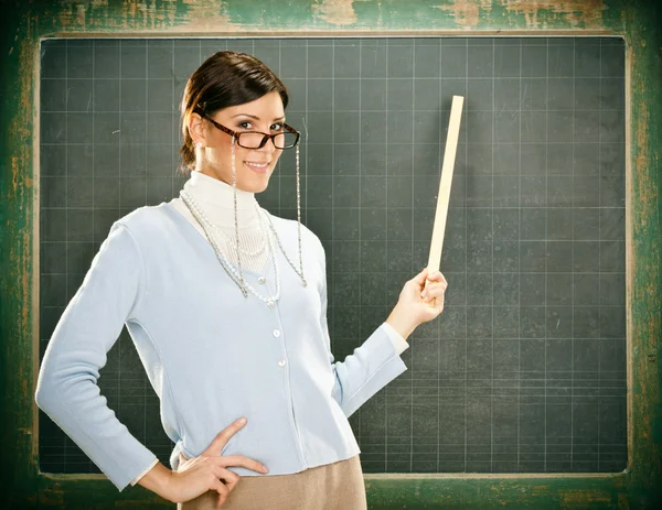 Schöne lächelnde junge Lehrerin mit Brille und Blackbouard — Stockfoto