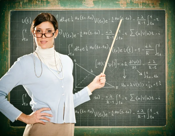 Schöne lächelnde junge Lehrerin mit Brille und Blackbouard — Stockfoto