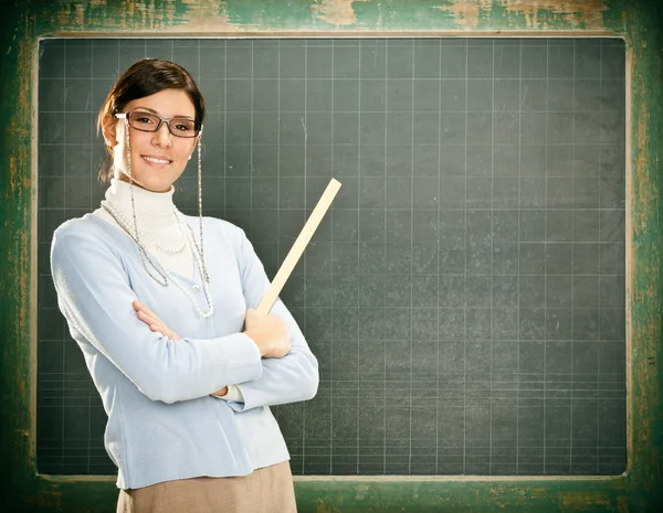 Schöne lächelnde junge Lehrerin mit Brille und Blackbouard — Stockfoto