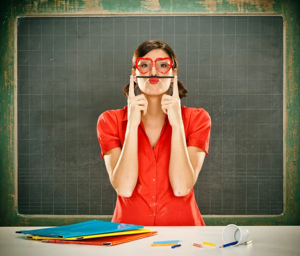 Sensual sonhador jovem estudante vermelho vestido com óculos e quadro negro — Fotografia de Stock