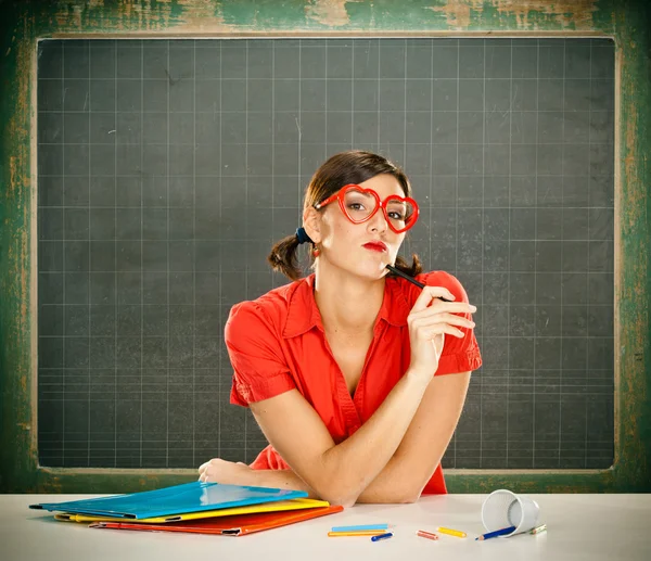 性感的梦幻般的年轻的学生的红色打扮戴着眼镜，黑板 — 图库照片