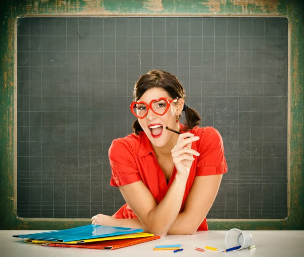 Sinnlich verträumte junge Studentin rot gekleidet mit Brille und Tafel — Stockfoto