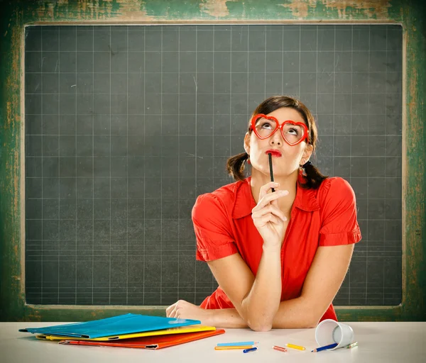 Sinnlich verträumte junge Studentin rot gekleidet mit Brille und Tafel — Stockfoto