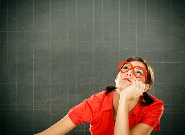 Sinnlich verträumte junge Studentin rot gekleidet mit Brille und Tafel — Stockfoto