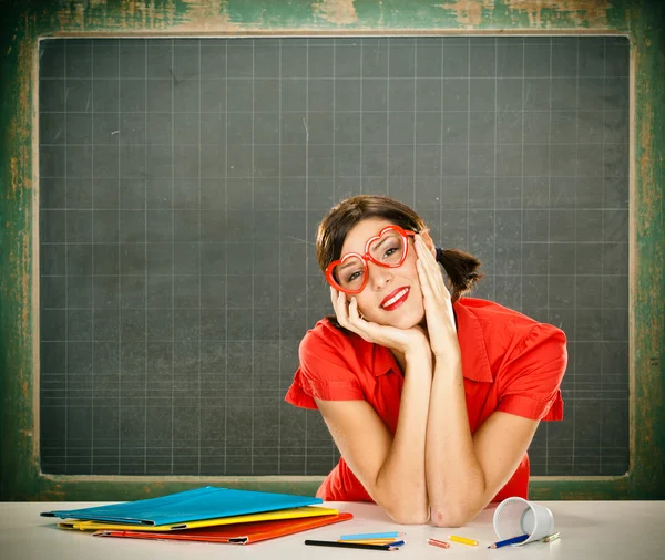 Sinnlich verträumte junge Studentin rot gekleidet mit Brille und Tafel — Stockfoto