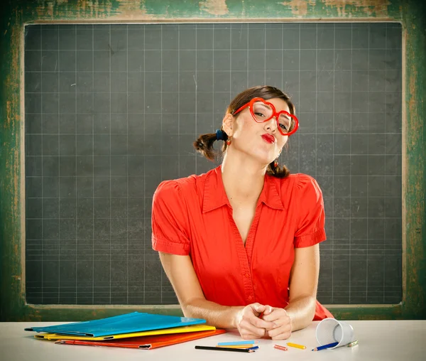Чуттєвий мрійливий молодий студент червоний одягнений в окуляри і дошку — стокове фото
