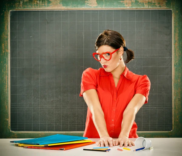 Sensuell drömmande ung student röda klädd med glasögon och blackboard — Stockfoto