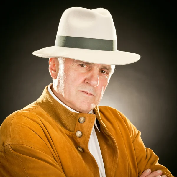 Ηλικιωμένοι πορτρέτο άνθρωπος μόδας με απομονωμένη σε μαύρο καπέλο — Φωτογραφία Αρχείου