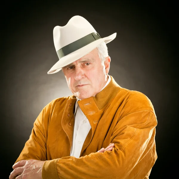 帽子黒に分離された高齢者のファッション男の肖像画 — ストック写真