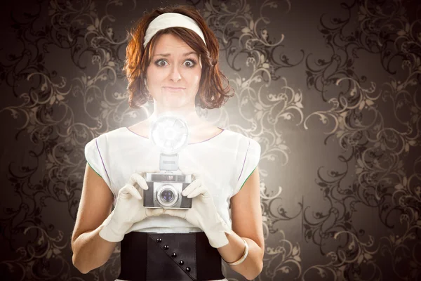Όμορφο κορίτσι vintage λάβει φωτογραφία με παλιά κάμερα στο παρασκήνιο μωσαϊκό — Φωτογραφία Αρχείου