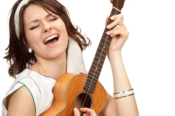 Kobieta gra na ukulele i śpiewać na białym tle — Zdjęcie stockowe