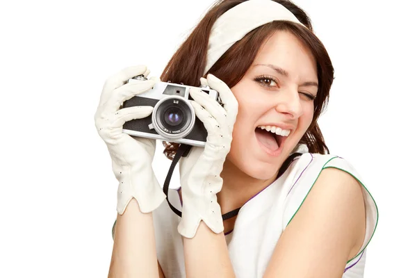 Bella ragazza vintage scattare foto con vecchia fotocamera isolata su bianco — Foto Stock