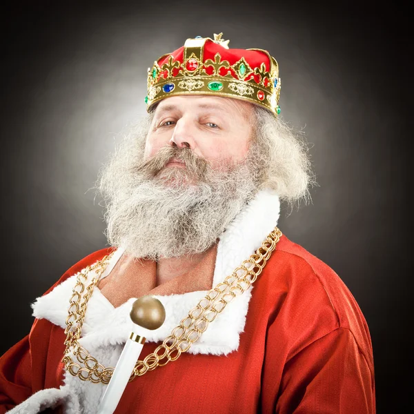 Oude koning met kroon en juwelen geïsoleerd op zwart — Stockfoto