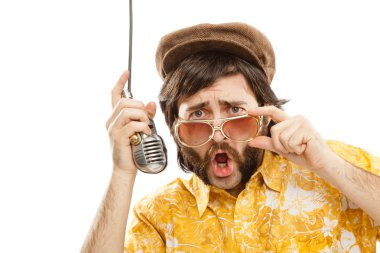 1970'lerde vintage Haritayı adam şarkı hawaiian gömlek ve beyaz izole mikrofon ile