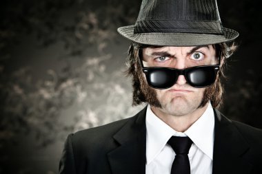 zarif patron adam favorileri ve siyah artalanları üzerinde güneş gözlüğü