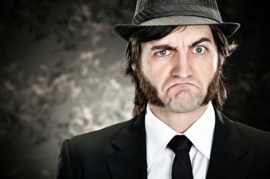 zarif patron adam favori ve siyah artalanları şapka ile