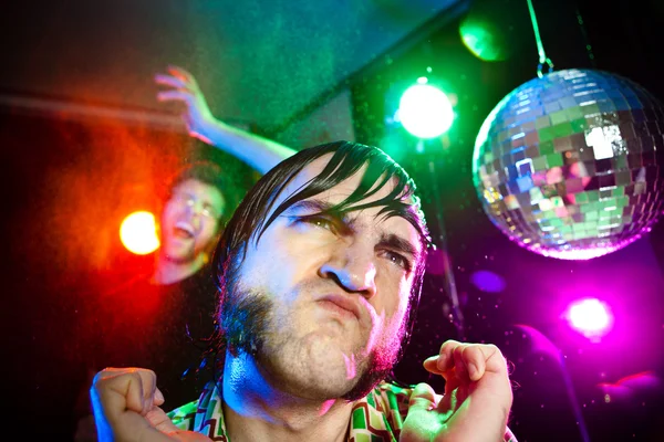 Танцы смешной винтажный человек весело провести время в клубе — стоковое фото