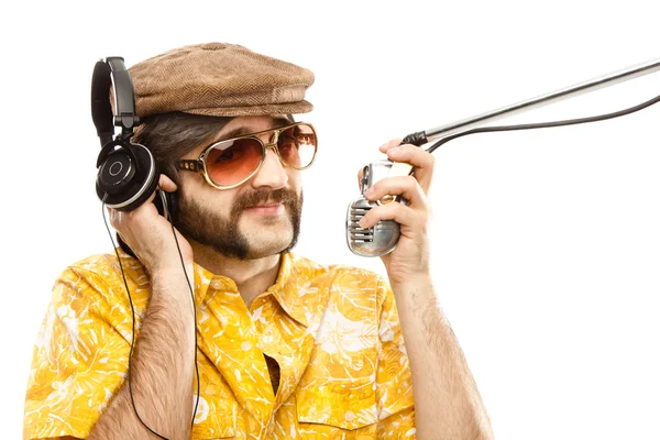 1970 vintage show man cantar com camisa havaiana e fones de ouvido isolados em branco — Fotografia de Stock