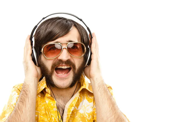 1970 vintage show man cantar com camisa havaiana e fones de ouvido isolados em branco — Fotografia de Stock