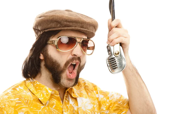 1970 vintage espectáculo hombre cantar con camisa hawaiana y micrófono aislado en blanco —  Fotos de Stock