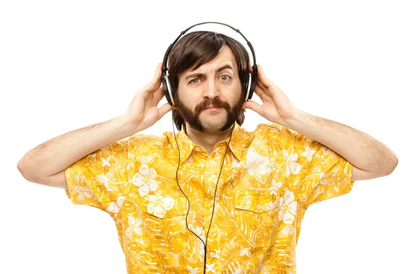 1970 vintage show man cantar com camisa havaiana e fones de ouvido isolados em branco — Fotografia de Stock