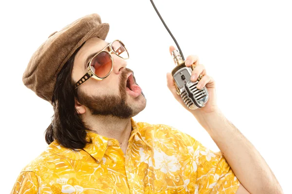Винтажное шоу 1970-х годов мужчина поет с гавайской рубашкой и микрофоном, изолированным на белом — стоковое фото