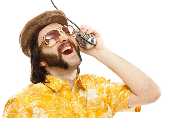 1970 vintage espectáculo hombre cantar con camisa hawaiana y micrófono aislado en blanco — Foto de Stock