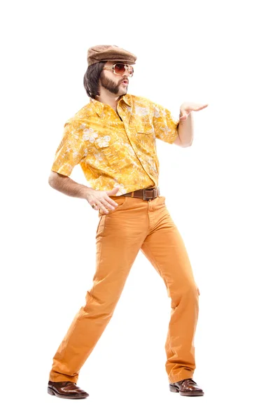 Homme vintage des années 1970 avec robe orange danse isolé sur blanc — Photo