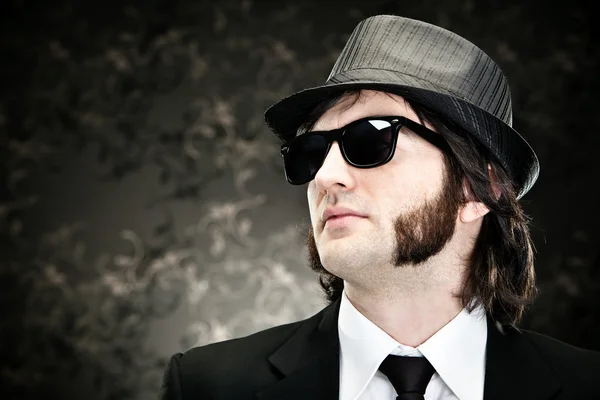 Elegant chefen mannen med polisonger och solglasögon på svart bakrund — Stockfoto