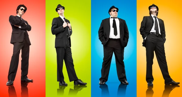 Τέσσερις μαφία αφεντικό άνθρωπος με μαύρο κοστούμι που απομονώνονται σε διάφορα χρώματα — Φωτογραφία Αρχείου