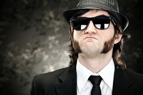 Elegante jefe hombre con patillas y gafas de sol en el fondo negro —  Fotos de Stock
