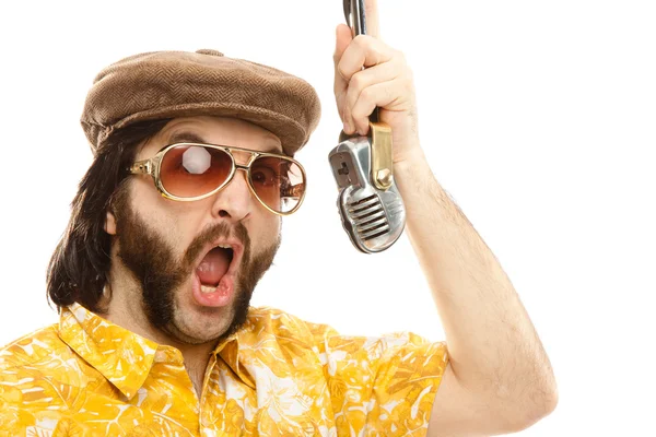 1970 vintage espectáculo hombre cantar con camisa hawaiana y micrófono aislado en blanco —  Fotos de Stock