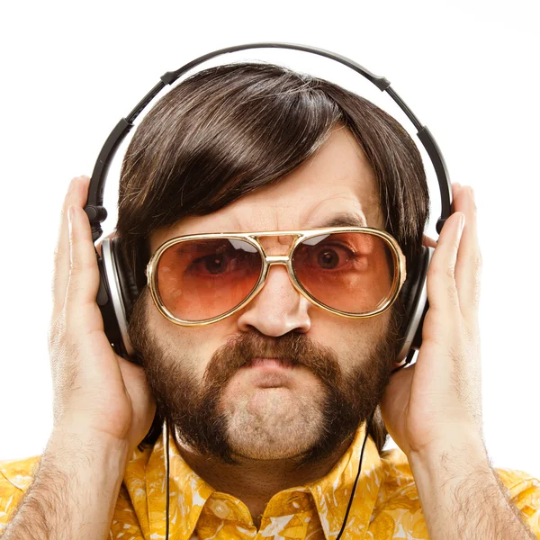 1970 vintage espectáculo hombre cantar con camisa hawaiana y auriculares aislados en blanco —  Fotos de Stock