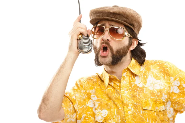 70er Jahre Vintage Show Mann singen mit hawaiianischem Hemd und Mikrofon isoliert auf weiß — Stockfoto