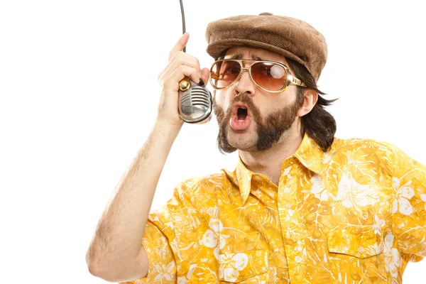 1970 vintage espectáculo hombre cantar con camisa hawaiana y micrófono aislado en blanco — Foto de Stock