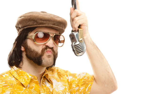 1970 vintage espectáculo hombre cantar con camisa hawaiana y micrófono aislado en blanco — Foto de Stock