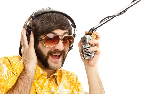 Винтажное шоу 1970-х годов мужчина поет с гавайской рубашкой и микрофоном, изолированным на белом — стоковое фото