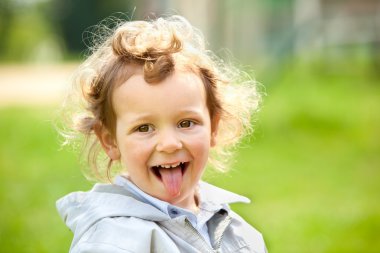 güzel sarışın kıvırcık saçlı çocuk oyun açık bir parkta