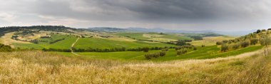 Tuscany buğday alan hill panorama bir fırtına öncesi